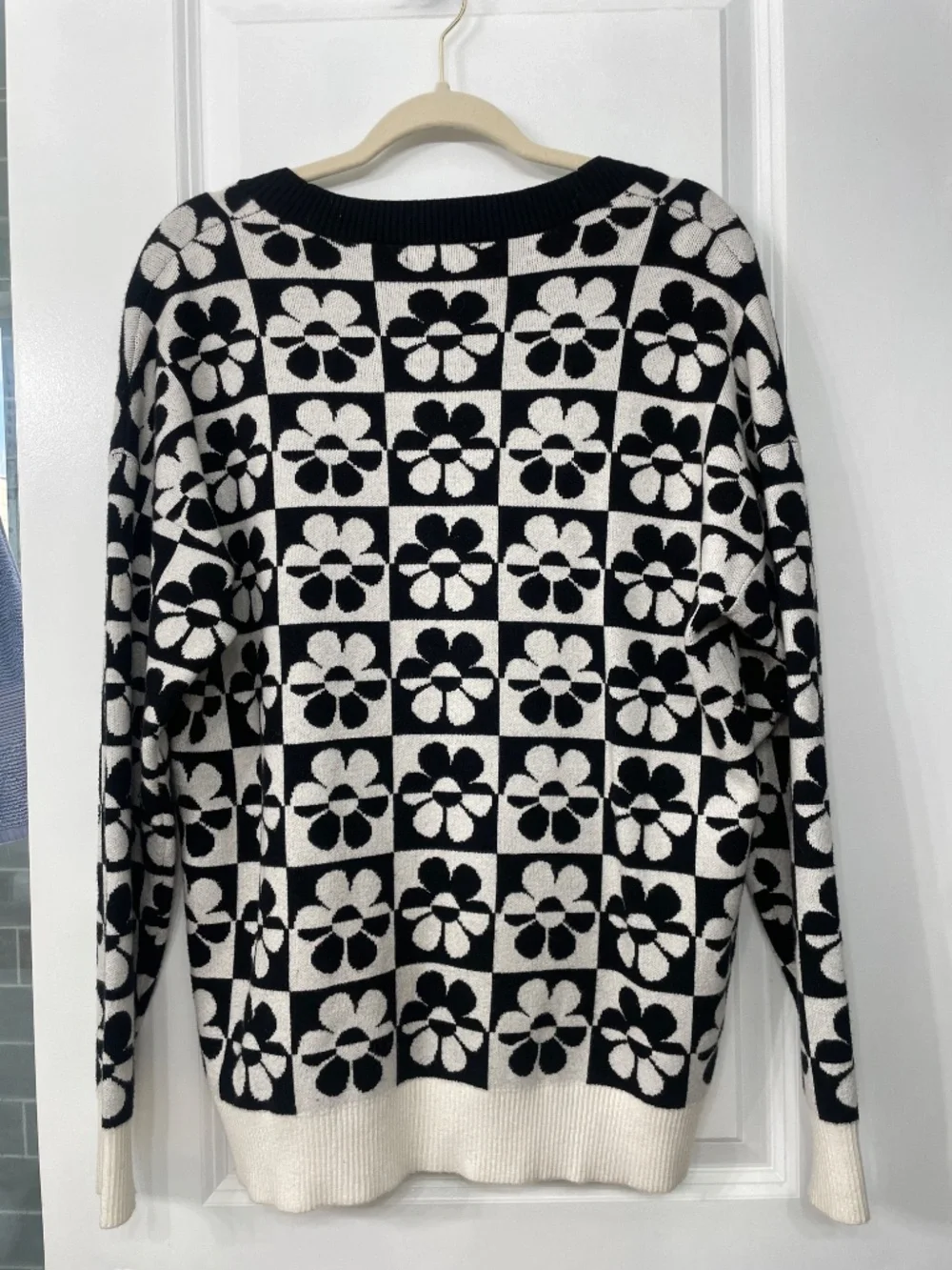 Forever 21 - Cardigan with Black and White flowers design, size Small - Picture 2 of 5